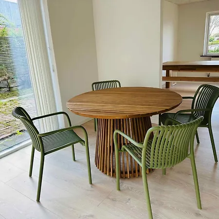 Spacious House With Garden And Parking Near Boxen Βίλα